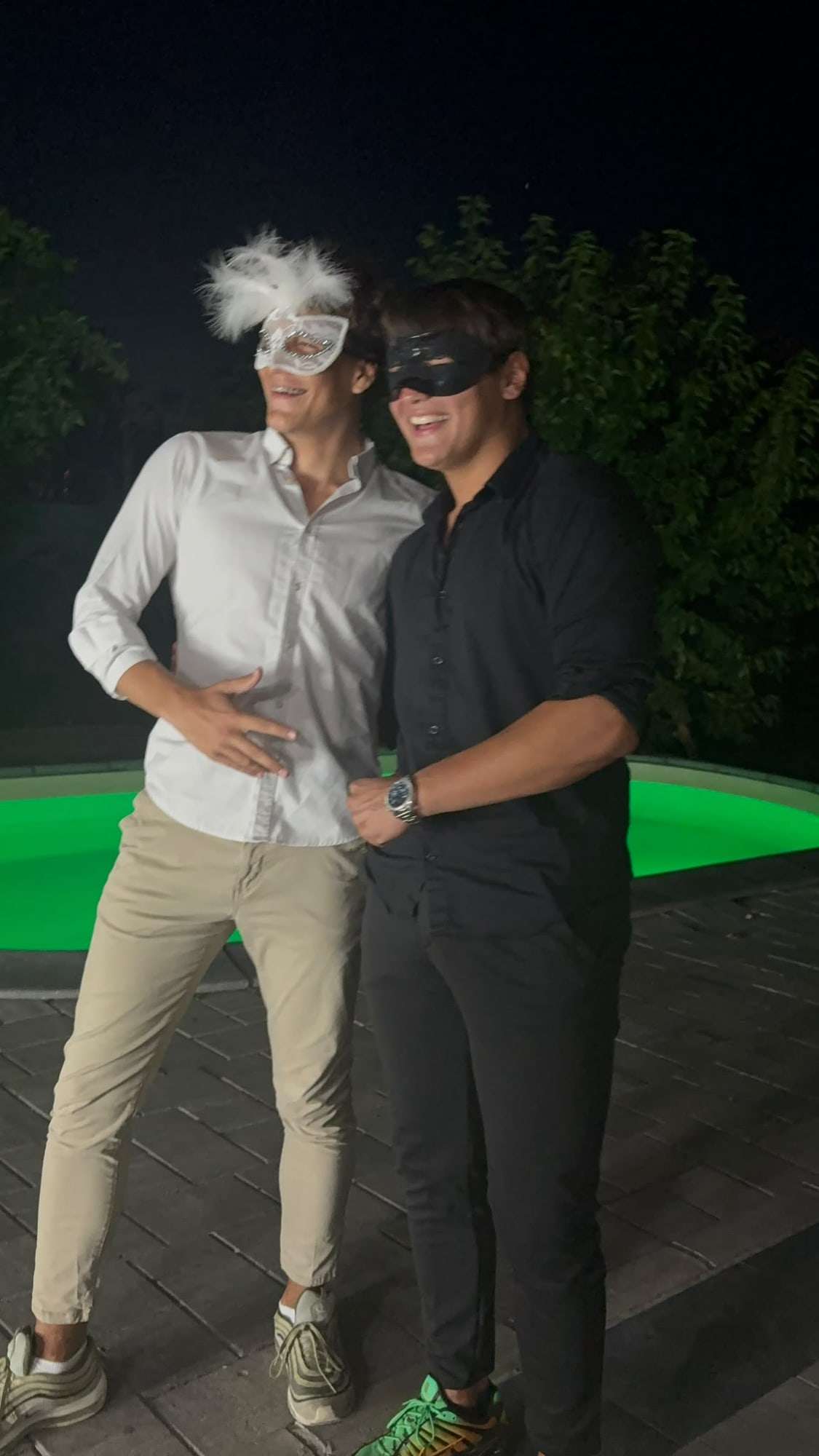 Gosti sa maskama na večernjoj proslavi
